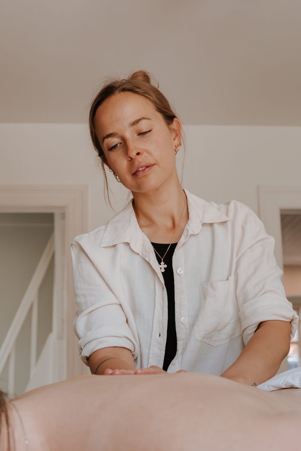 Afspændende gravidmassage med fokus på lænd og bækken